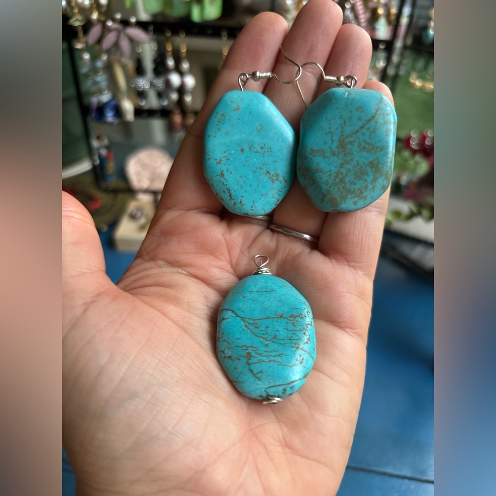 ARTISAN Hand Crafted Turquoise Colour Magnesite Stone Earrings & Pendant Set - Picture 3 of 9
